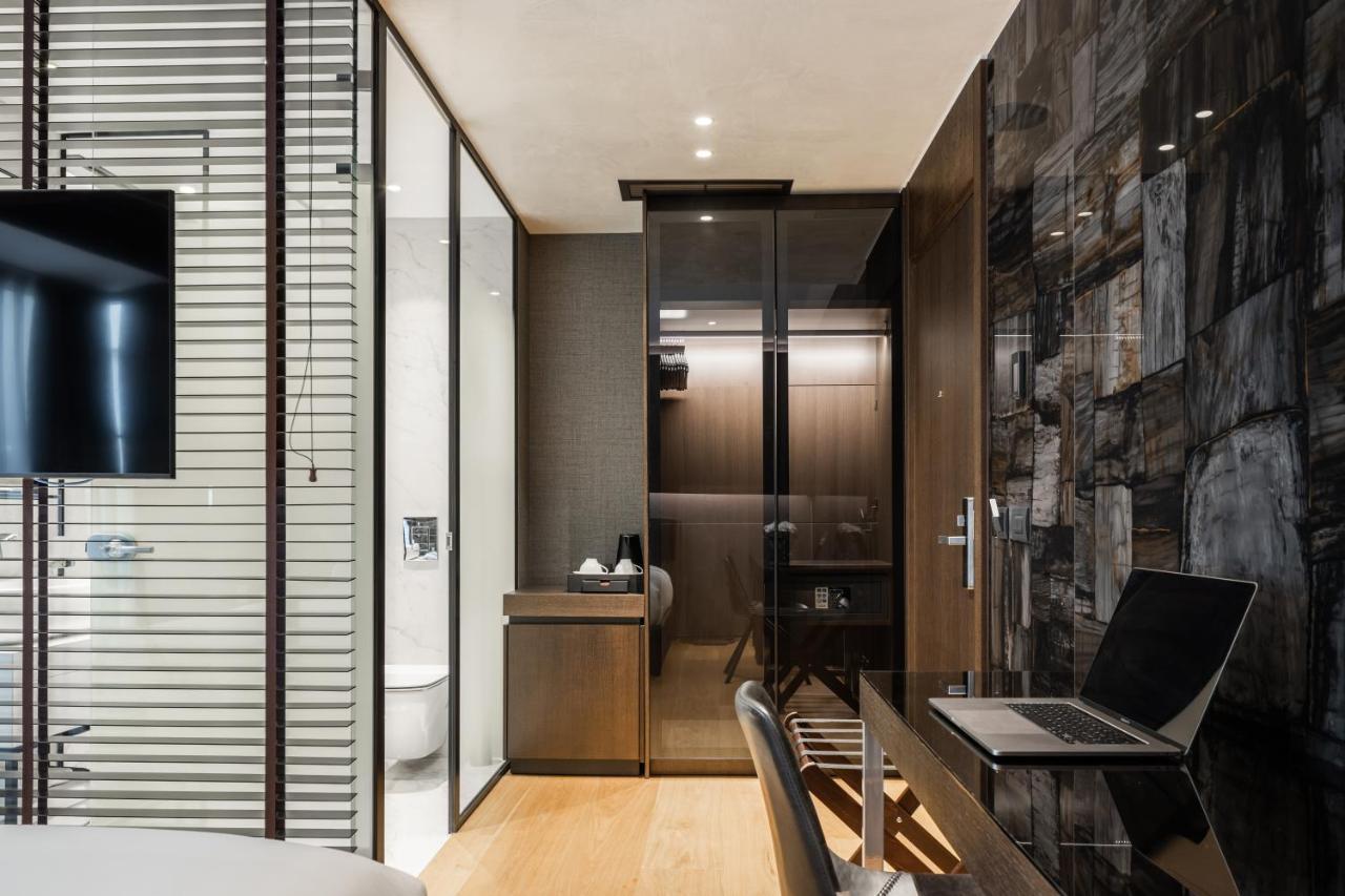 Hotel Manami Pristina Esterno foto A bathroom in a private house