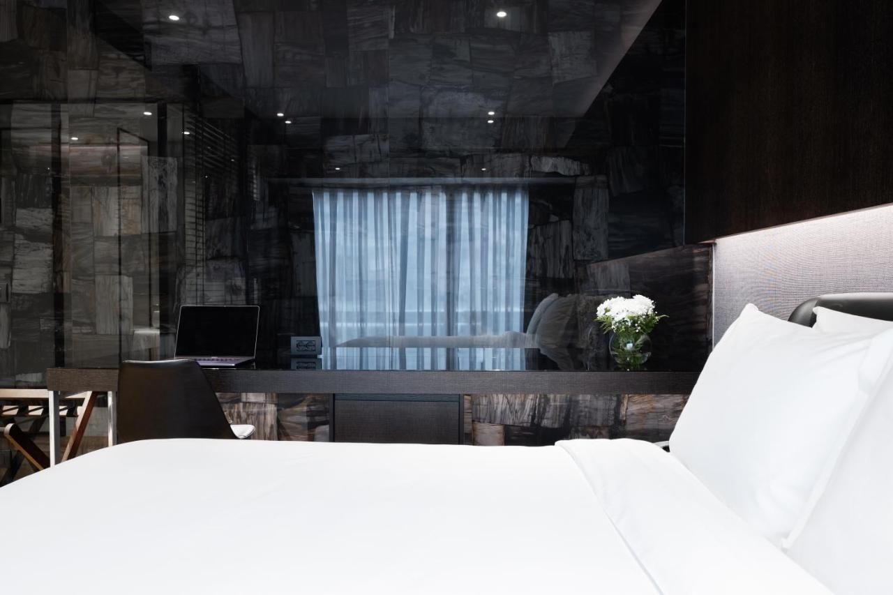 Hotel Manami Pristina Esterno foto A room at the hotel