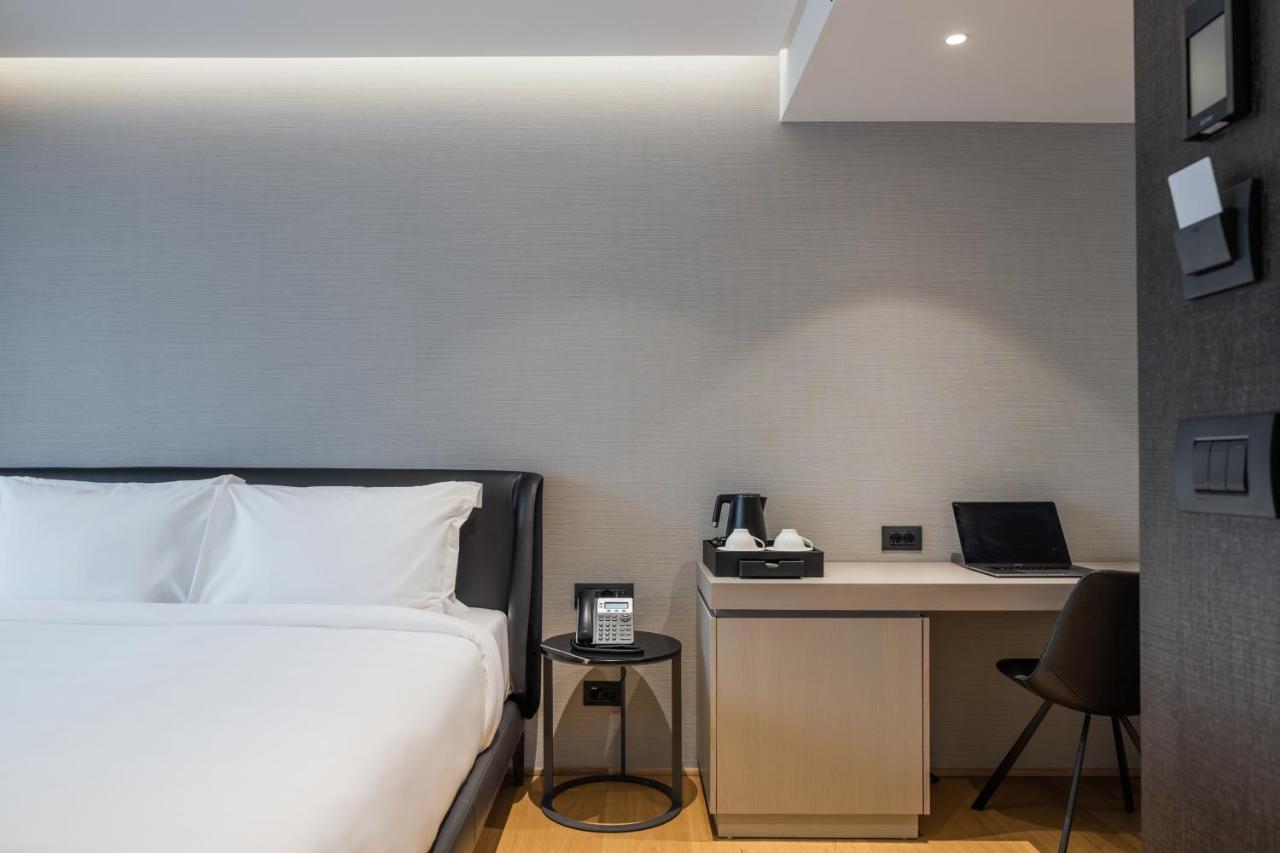 Hotel Manami Pristina Esterno foto A room at the hotel