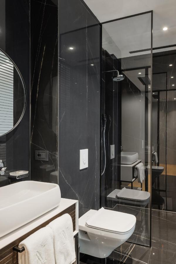 Hotel Manami Pristina Esterno foto Bathroom