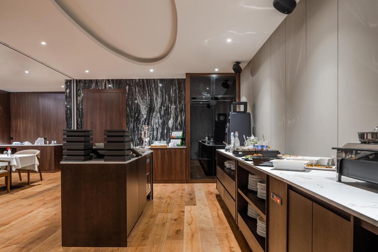 Hotel Manami Pristina Esterno foto The kitchen