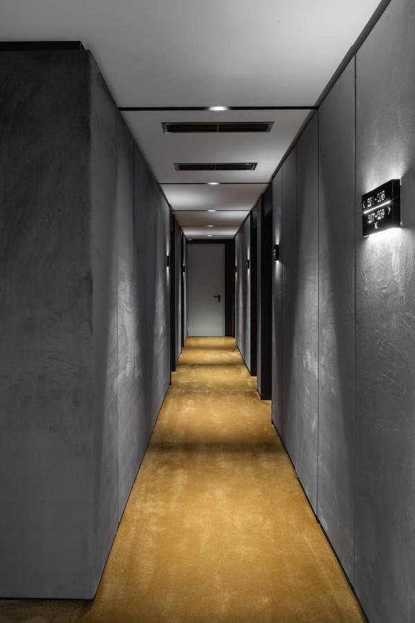 Hotel Manami Pristina Esterno foto A corridor