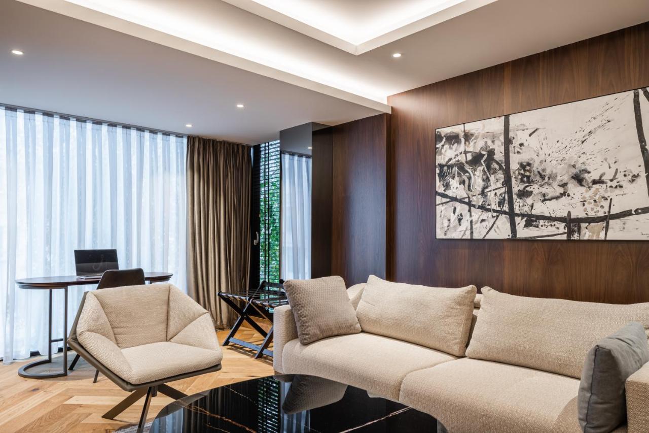 Hotel Manami Pristina Esterno foto A living room with a drop-down ceiling