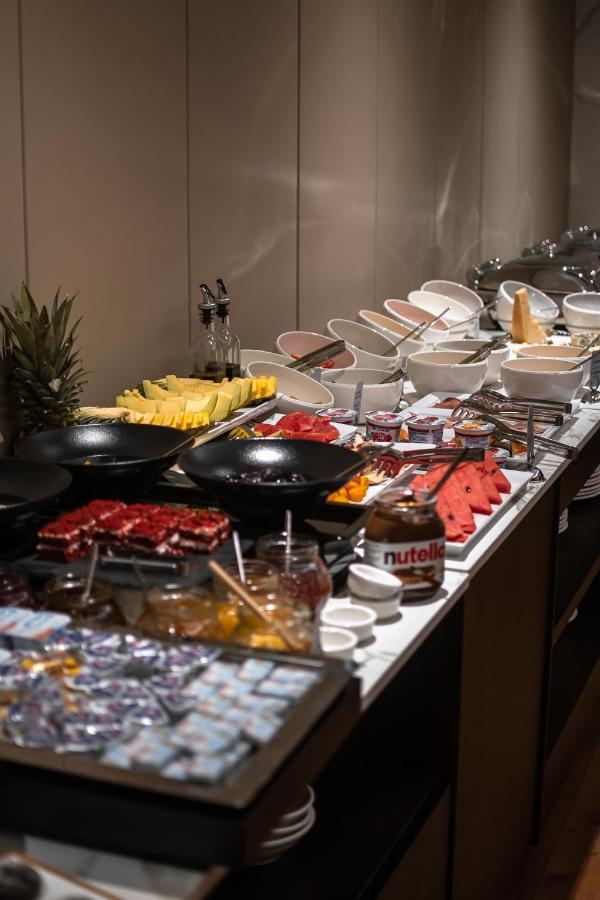 Hotel Manami Pristina Esterno foto A breakfast buffet