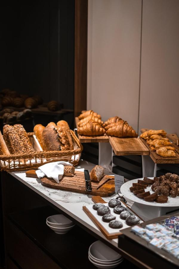 Hotel Manami Pristina Esterno foto Bread and pastry