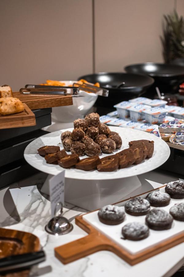 Hotel Manami Pristina Esterno foto Chocolate