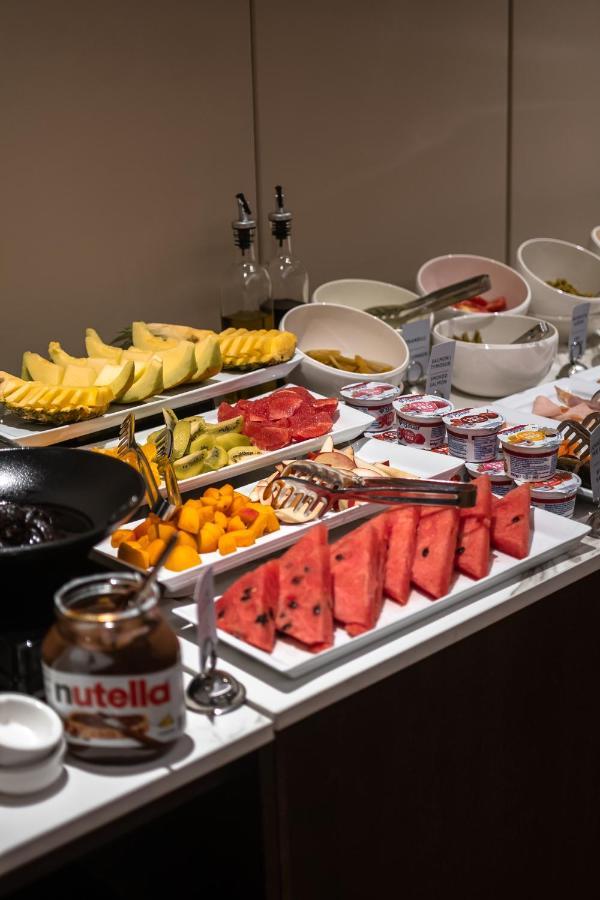 Hotel Manami Pristina Esterno foto Fruit salad