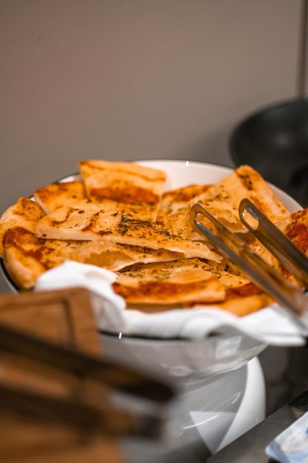 Hotel Manami Pristina Esterno foto Baked pita